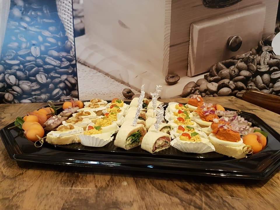 mooie schaal met verschillende royale luxe hapjes